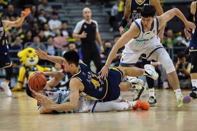 包含赛后CBA季后赛焦点战；罗马篮板制胜；球迷炸锅；心理建设被强调的词条