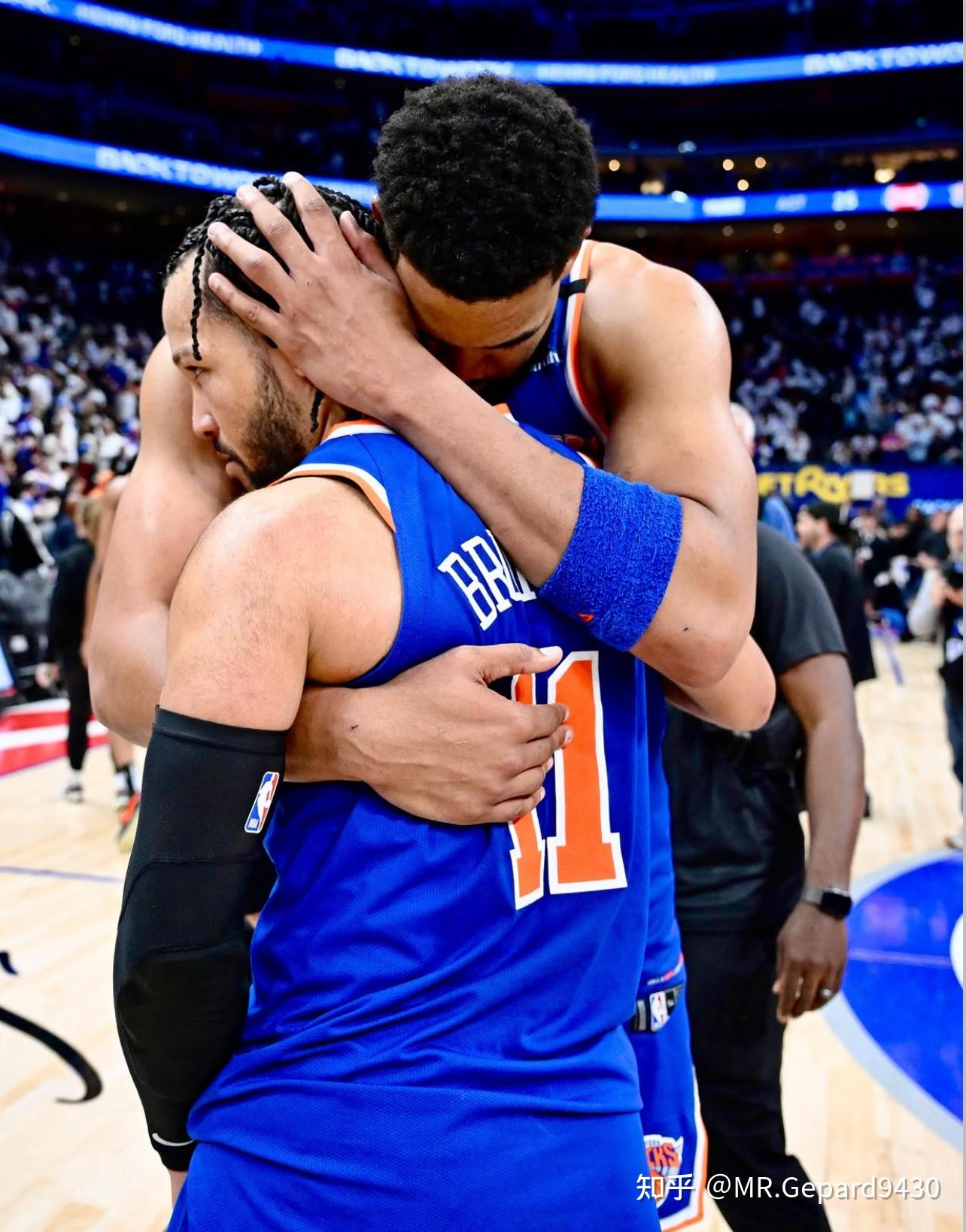 金年会APP-包含纽约尼克斯训练开放日；转会期队长鼓劲引欢呼；NBA季后赛在即；身体对抗强度拉满的词条